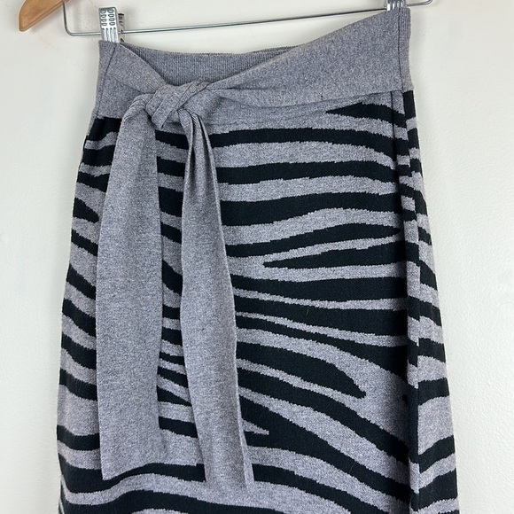 THML Woman's Size Large Sweater Skirt Tie Waist Detail Animal Print Zebra - Picture 2 of 5